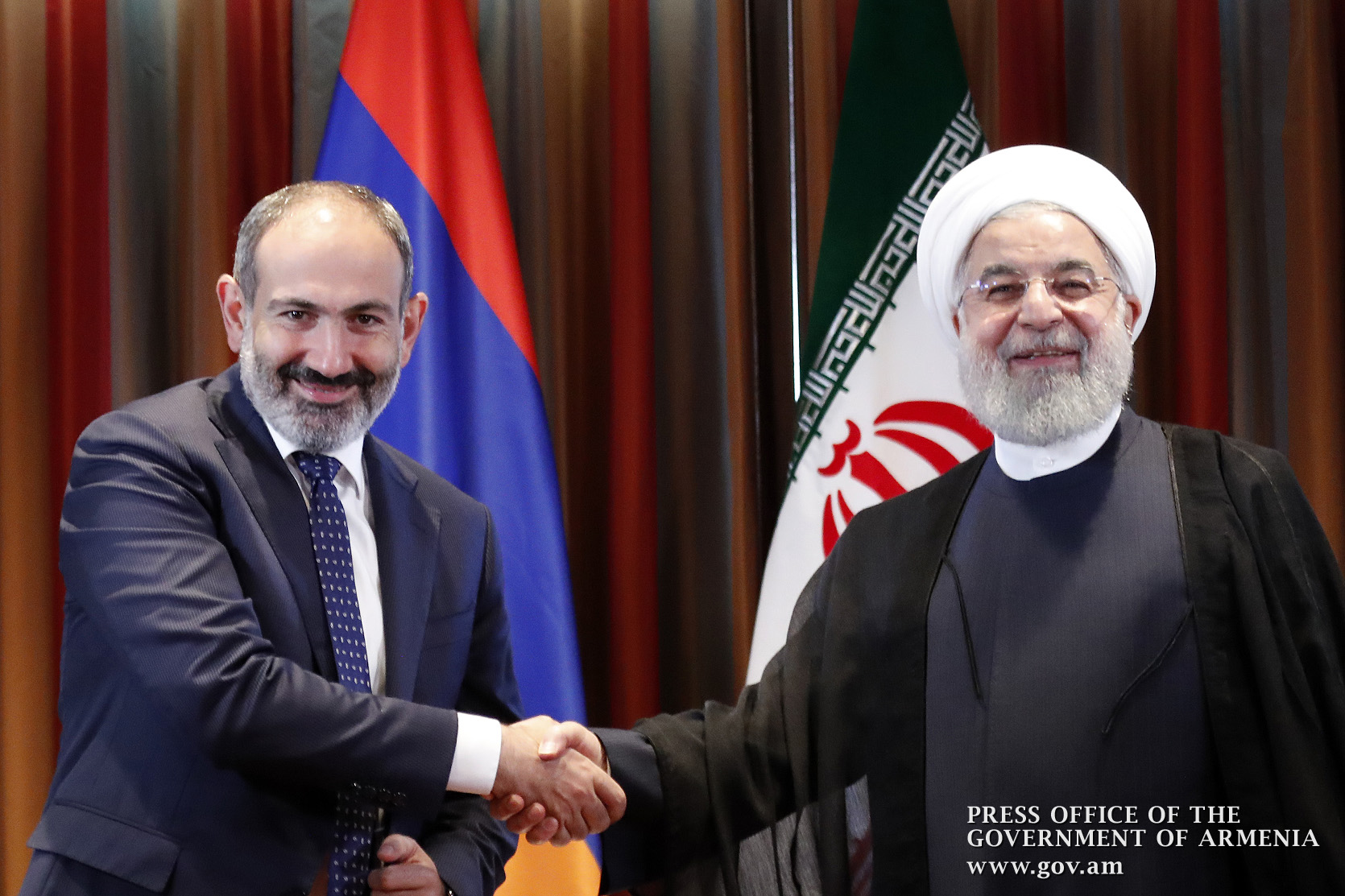 Nikol Paşinyan İran Cumhurbaşkanını Ermenistan’a davet etti