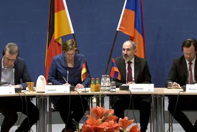 Almanya’da bulunan Ermenistan Başbakanı, Azerbaycan’lı gazetecinin sorularına cevap verdi