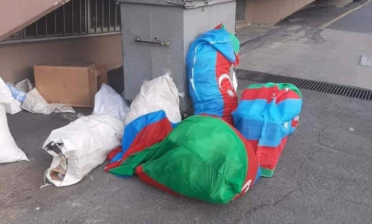 Azerbaycan bayrağı Türkiye’de çöp torbası olarak kullanılıyor (video)
