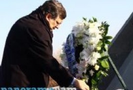 Avrupa Komisyonu Başkanı Ermeni Soykırımı Kurbanları Anıtına çelenk koyudu