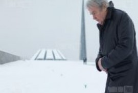 Alain Delon Ermeni Soykırım Kurbanları Anıtını ziyaret etti