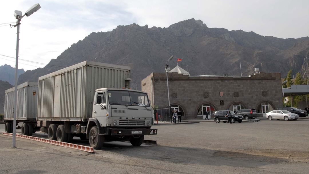Ermenistan’da İran’dan gelen tırlara Polis be Sağlık Bakanlığı eşlik ediyor