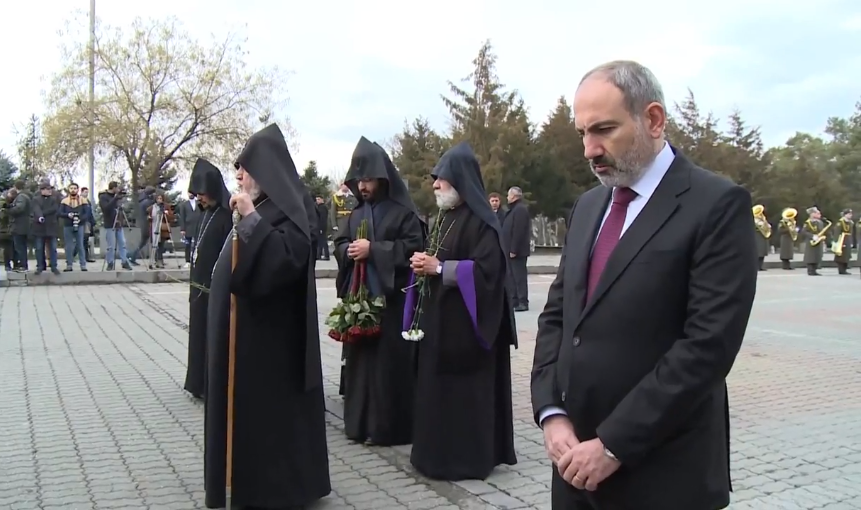 Ermenistan Başbakanı Sumgayıt kurbanlarının anısına saygı duruşunda bulundu