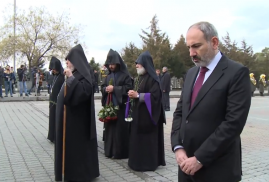 Ermenistan Başbakanı Sumgayıt kurbanlarının anısına saygı duruşunda bulundu