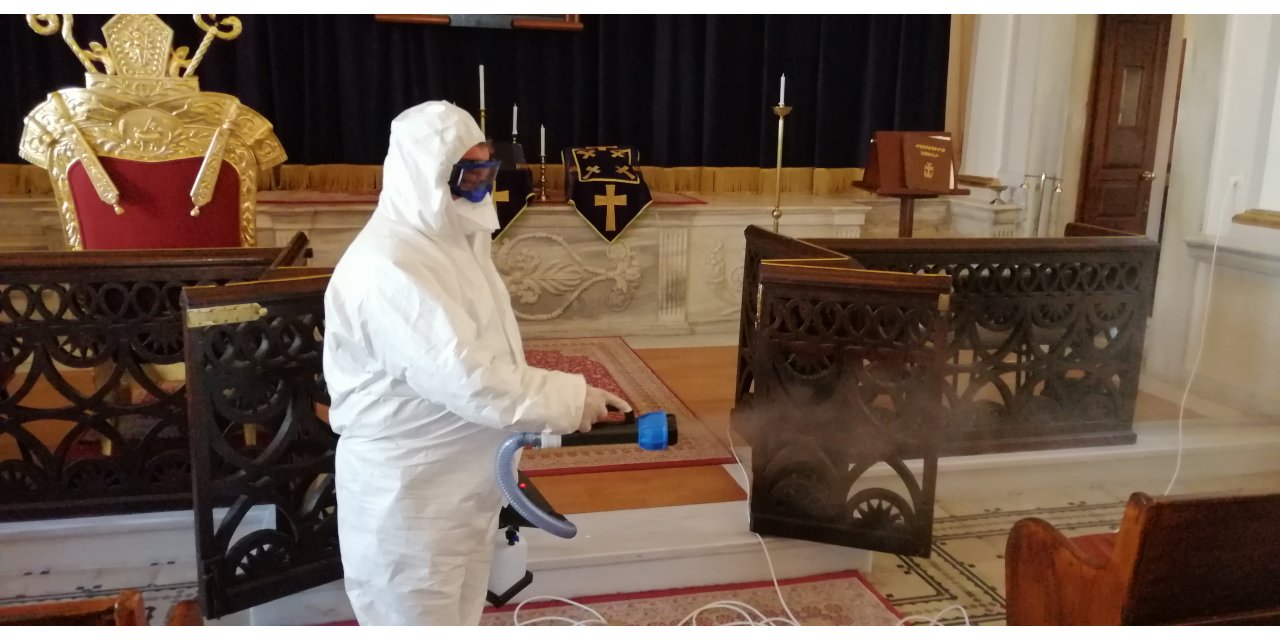 Bakırköy’deki Ermeni kilisesinde koronavirüse karşı dezenfekte işlemi yapıldı