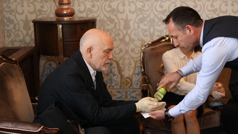 Из-за страха перед коронавирусом актёр Малкович встретился с мэром Стамбула в латексных перчатках (фото)
