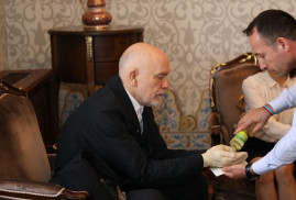 Из-за страха перед коронавирусом актёр Малкович встретился с мэром Стамбула в латексных перчатках (фото)