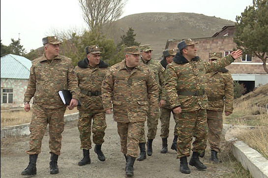 Ermenistan Genelkurmay Başkanı'ndan askeri birimlerine ziyaret