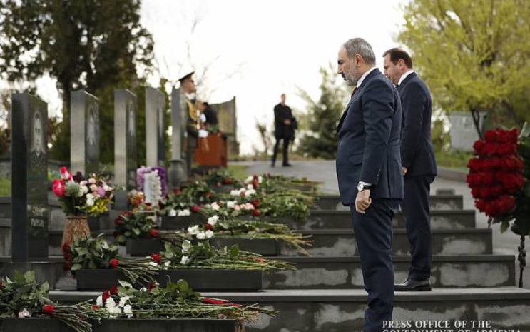 Ermenistan Başbakanı, 2016'da Karabağ'da çıkan 4 Günlük Savaşı'nın şehitlerin anısına saygı duruşunda bulundu