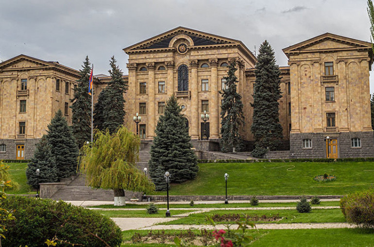 Ermenistan’da bir kişi parlamento binasının önünde ağzını dikti