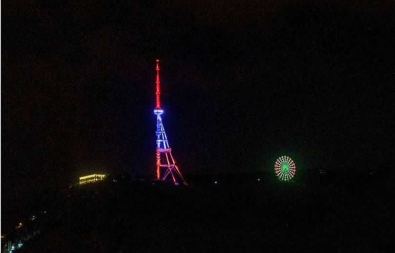Gürcistan başkentindeki en yüksek kule Ermenistan bayrağının renkleriyle ışıklandırıldı