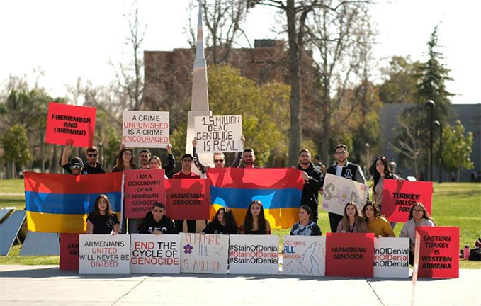 Kaliforniya öğrencileri Ermeni Soykırımının inkarına karşı sessiz protesto düzenledi