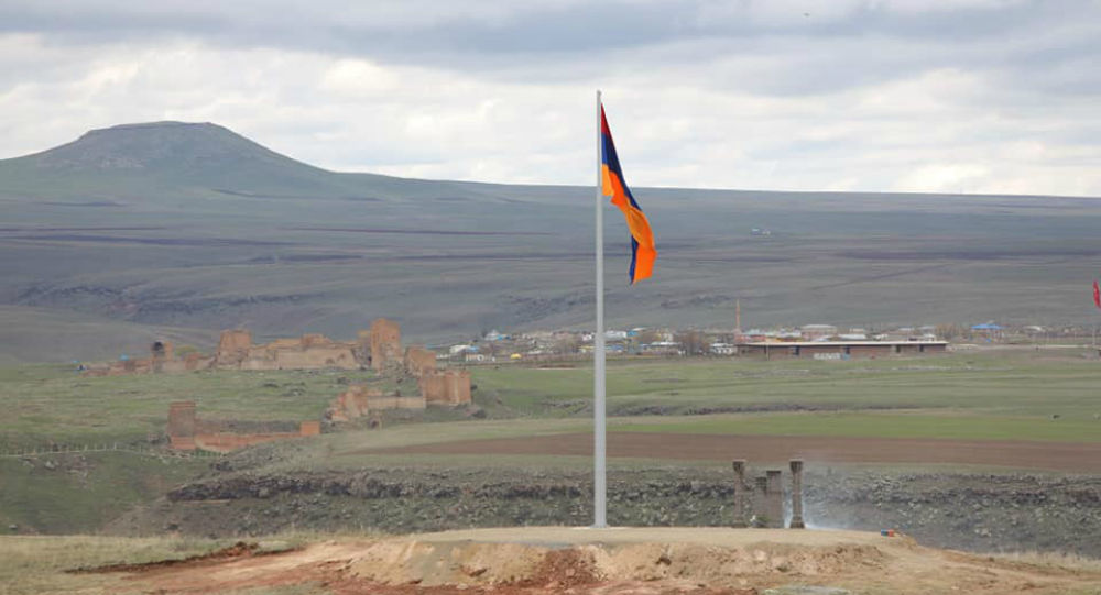 Tarihi Ermenistan başkenti Ani'nin karşısında Soykırım anısına dev bir Ermenistan bayrağı dikildi