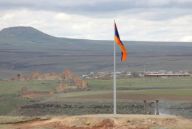 Tarihi Ermenistan başkenti Ani'nin karşısında Soykırım anısına dev bir Ermenistan bayrağı dikildi