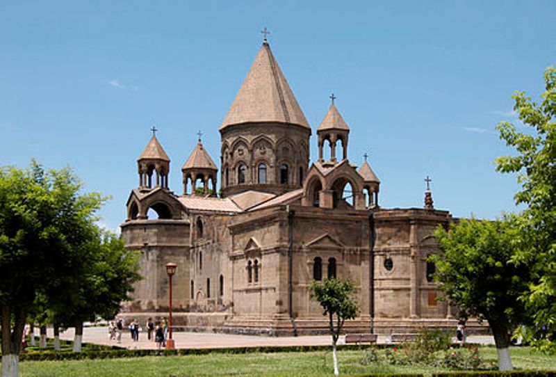 Kutsal Eçmiadzin Ana Makamı, Mart ayından beri halka 95.000 dolarlık yardım dağıttı