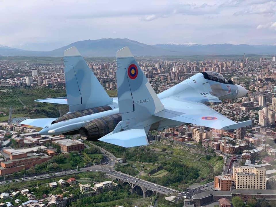 Ermenistan başkentinin gökyüzünde SU-30 savaş uçakları geçit töreni için hazırlık uçuşları gerçekleştirdi