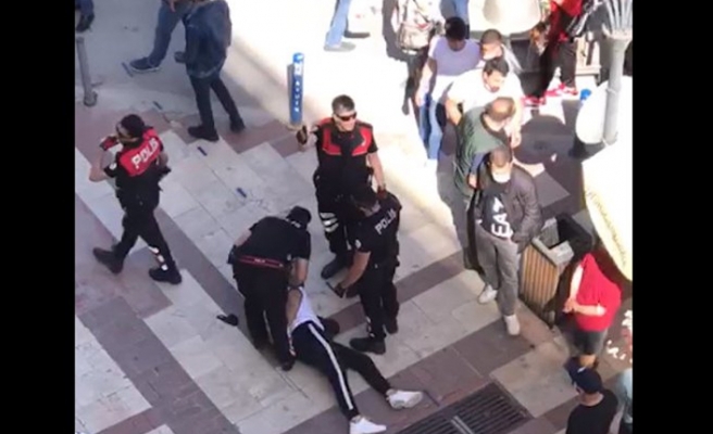 Թուրքիայում ոստիկանները շնչադիմակ չկրելու համար քաղաքացու են բերման ենթարկում (տեսանյութ)