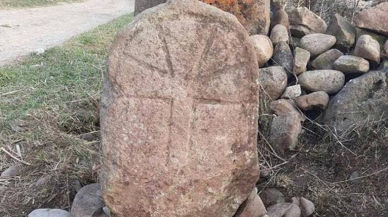 Cavaheti'nin Balkho köyünde mezar taşına benzeyen khaçkar bulundu