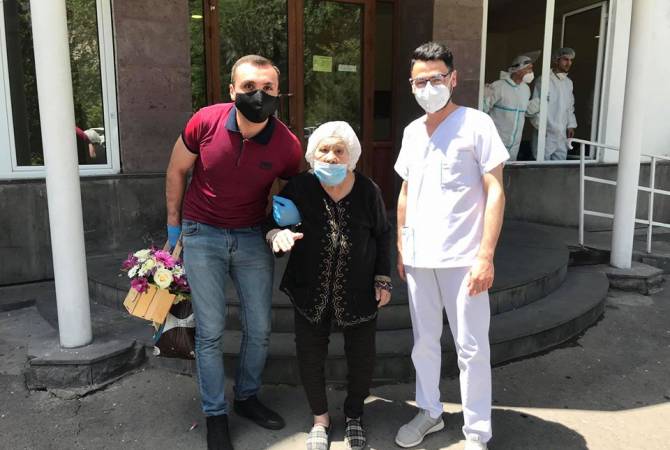 91 yaşındaki Srbuhi Muradyan koronavirüsü yendi ve hastaneden taburcu edildi