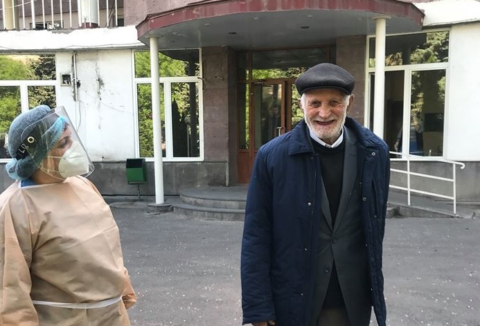 Ermenistan'da koronavirüse yakalanan 96 yaşındaki dede kendi ayağıyla evine döndü
