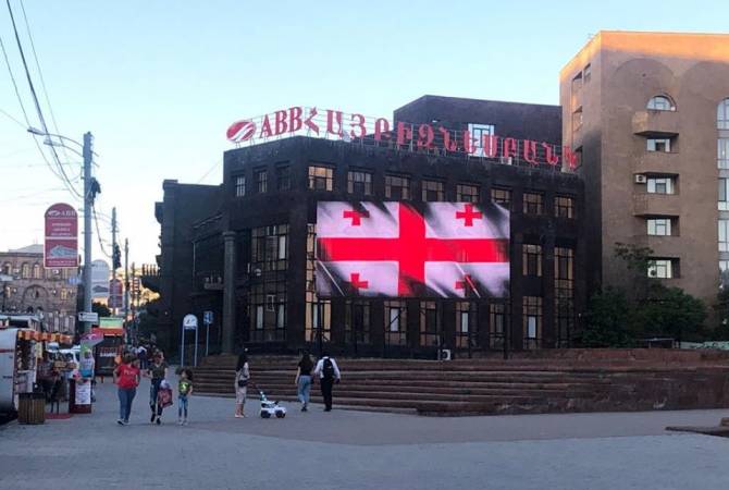 Ermenistan başkentinin sokakları Gürcistan bayrağının renkleriyle büründü (foto)