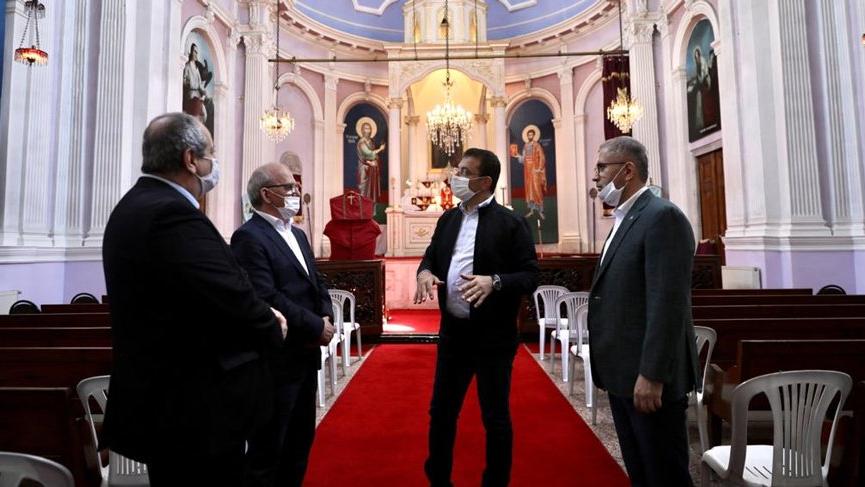 İstanbul Büyükşehir Belediye Başkanı haçı koparılan Ermeni kilisesini ziyaret etti (video)