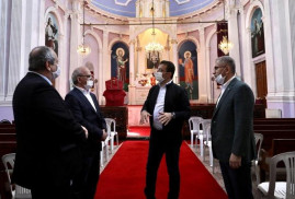 İstanbul Büyükşehir Belediye Başkanı haçı koparılan Ermeni kilisesini ziyaret etti (video)