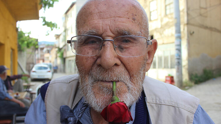 Թուրքիայի 89-ամյա քաղաքացին արդեն 62 տարի բերանում միշտ վարդ է պահում