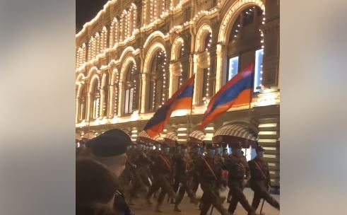 Ermeni askeri heyet Kızıl Meydan’daki Zafer Günü askeri geçit törenine hazırlanıyor (video)