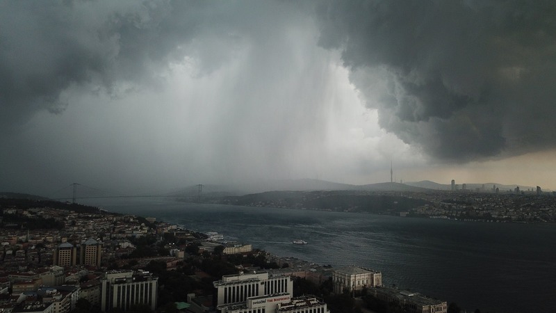 В Стамбуле из-за дождей затопило ряд районов (Видео).
