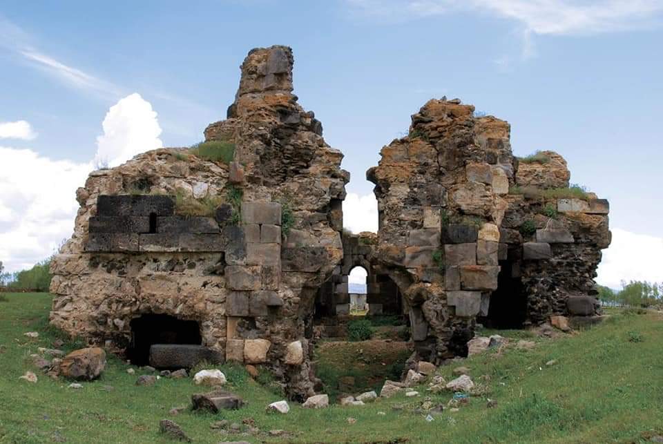 Из вод Вана появилась затопленная армянская церковь Арчеша