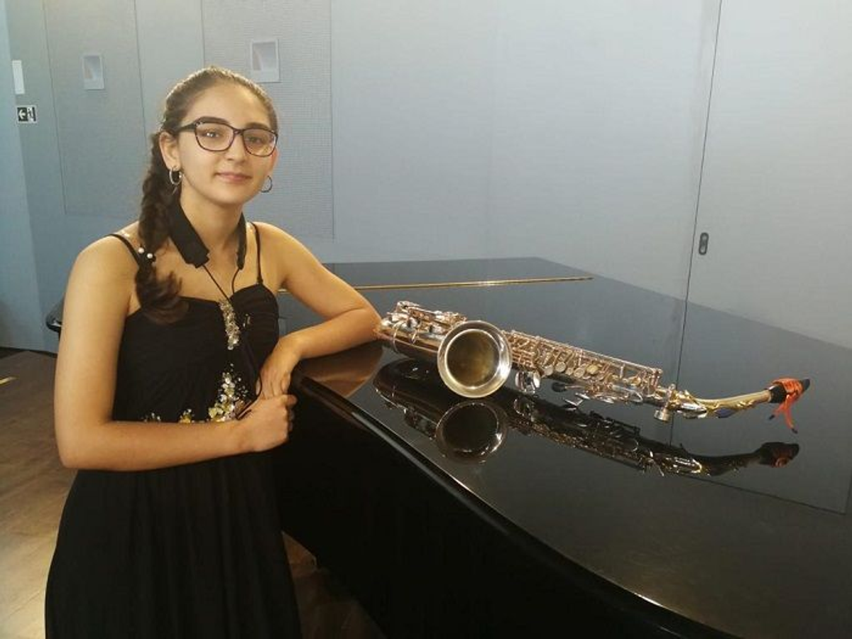 12 yaşındaki Ermeni saksofon sanatçısı İspanya'da müzik yarışmasında birinci oldu