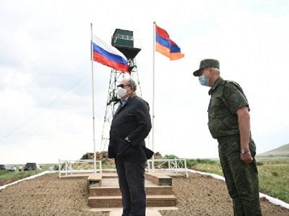 Sınırda dalgalanan Ermenistan ve Rusya bayrakları müttefik ilişkilerimizi sembolize ediyor