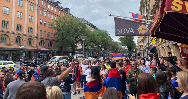 İsveç’teki Ermeniler Ermenistan’a dayanışma için Büyükelçiliğ'in önünde etkinlik düzenledi