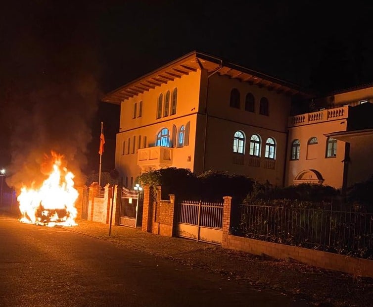 Ermenistan'ın Almanya Büyükelçiliği'ne ait araç kundaklandı