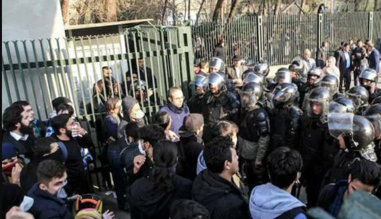 İran'da Ermeni karşıtı protesto yapan 15 Azerbaycanlı tutuklandı