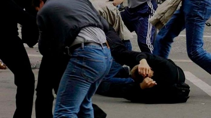 Londra'da Azerbaycanlılar barışçıl Ermeni protestoculara saldırdı