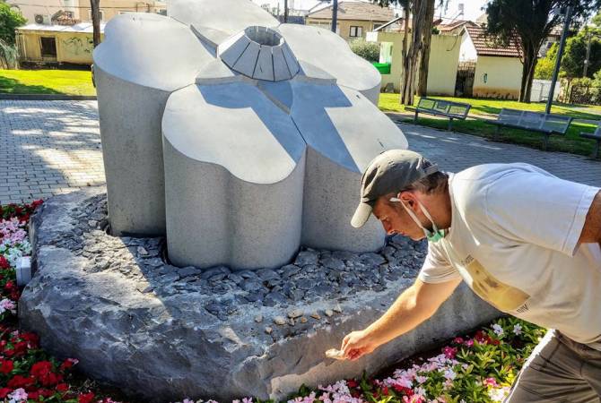 Ünlü blogger Lapşin İsrail'deki Ermeni Soykırımı anıtını ziyaret etti