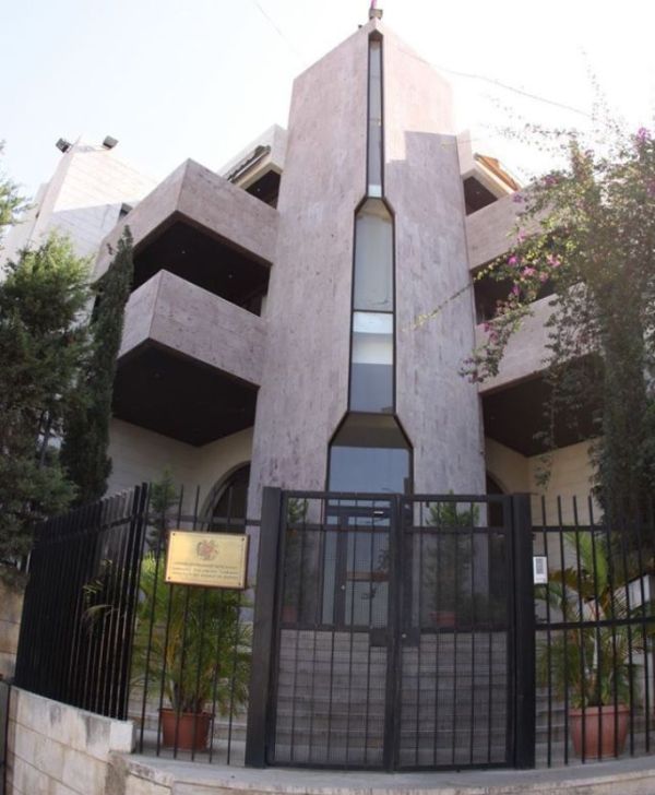 Beyrut'taki patlamadan Ermenistan Büyükelçiliği'nin binası da kısmen zarar gördü