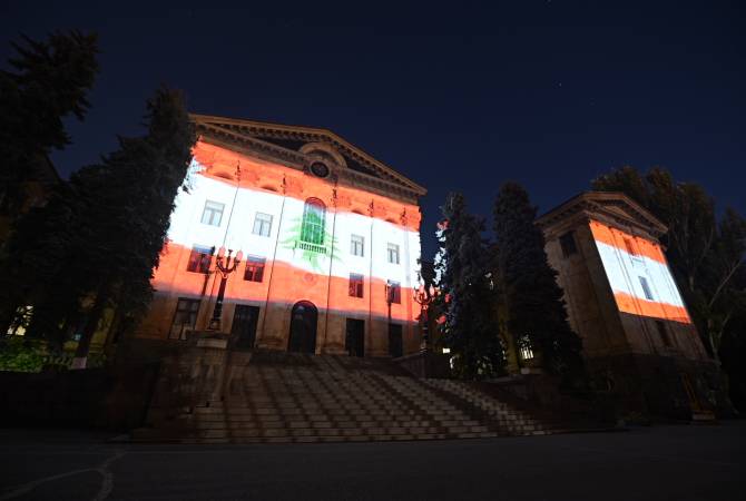 Ermenistan Parlamentosu'nun binası Lübnan bayrağının renkleriyle büründü (foto)