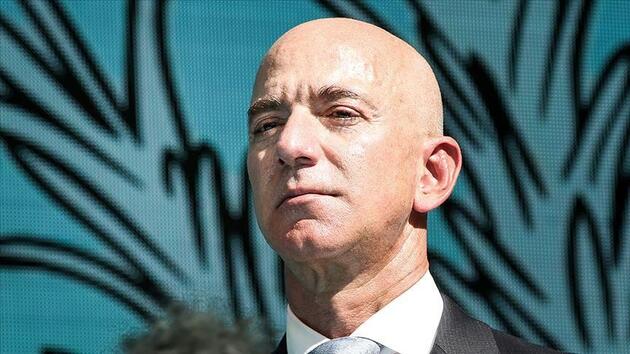 Jeff Bezos'un evinin önüne giyotin kurdular