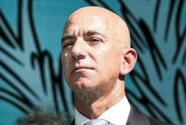 Jeff Bezos'un evinin önüne giyotin kurdular