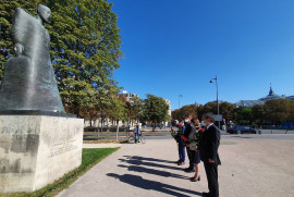 Ermeni ve Fransız Büyükelçileri Paris'te Ermeni Soykırımı kurbanlarının anısına saygı duruşunda bulundu