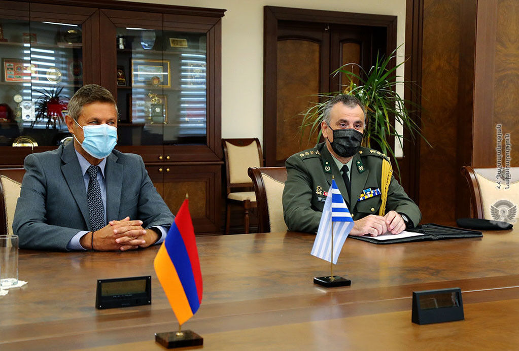 Ermenistan Savunma Bakanı Yunanistan Büyükelçisi ve askeri ataşeyi kabul etti