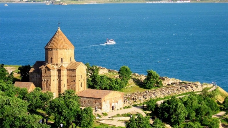 Van'ın Surp Haç Ermeni Kilisesinde sekizinci ayin gerçekleşti