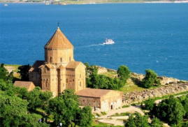 Van'ın Surp Haç Ermeni Kilisesinde sekizinci ayin gerçekleşti