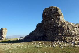 Van Gölü yağışların az olması nedeniyle 2 metre çekildi: Tarihi Ermeni Erciş Kalesi ortaya çıktı