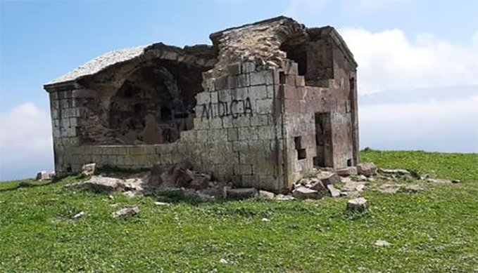 Azerbaycan’da Ermeni kilisesininin kitabesini ters çevirip göstererek Alban kilisesi olarak tanıttılar