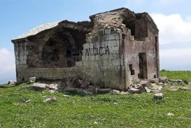 Azerbaycan’da Ermeni kilisesininin kitabesini ters çevirip göstererek Alban kilisesi olarak tanıttılar