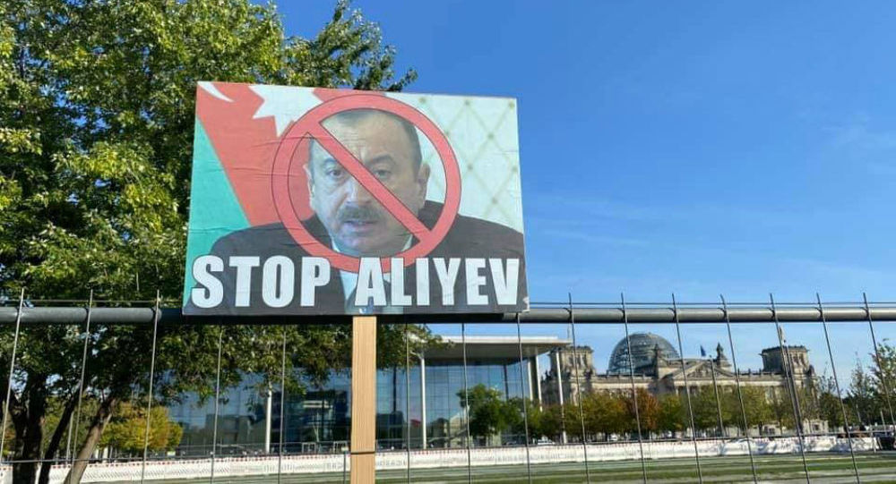 Merkel ofisinin yanında protesto eylemi: "Aliyev'i ve Erdoğan'ı durdurun!"